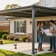 Carport Installation im Freien mit Handwerkern, die die Struktur aufbauen.