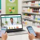 Aktive Online-Shopping-Szene im Unique Pharma Shop, wo ein Apotheker einem Kunden hilft.