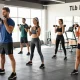 Deus Medical Athleten im Fitnessstudio bei intensivem Training, umgeben von hochwertigem Equipment und natürlichem Licht.