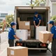 Umzugsunternehmen Ludwigshafen packt Möbel in einen Umzugswagen, zeigt professionelle Umzugsorganisation.