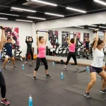 Utinon Steroide in einer dynamischen Fitnessstudio-Szene mit Athleten, die aktiv mit Gewichten trainieren.
